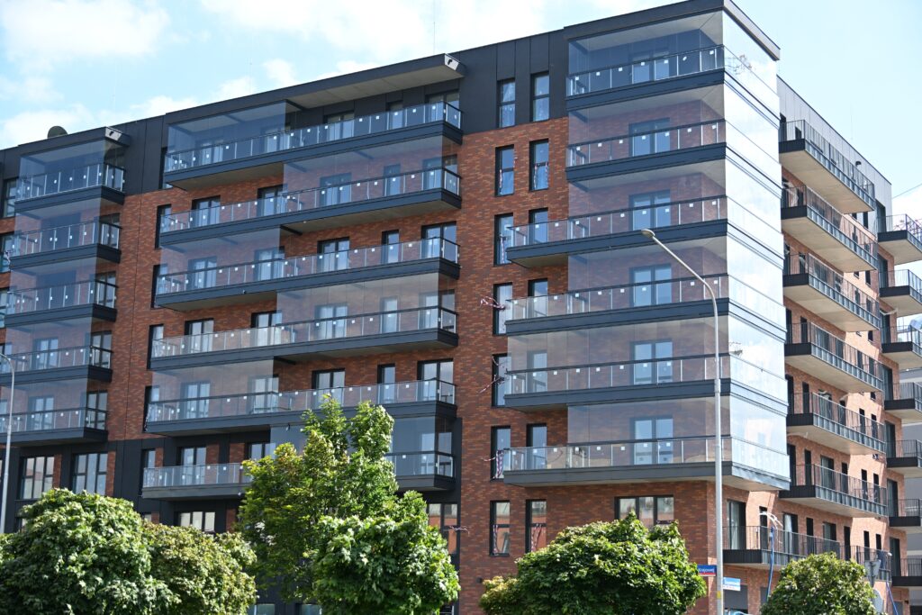 Fasad med inglasningar för BRF i ett flerbostadshus