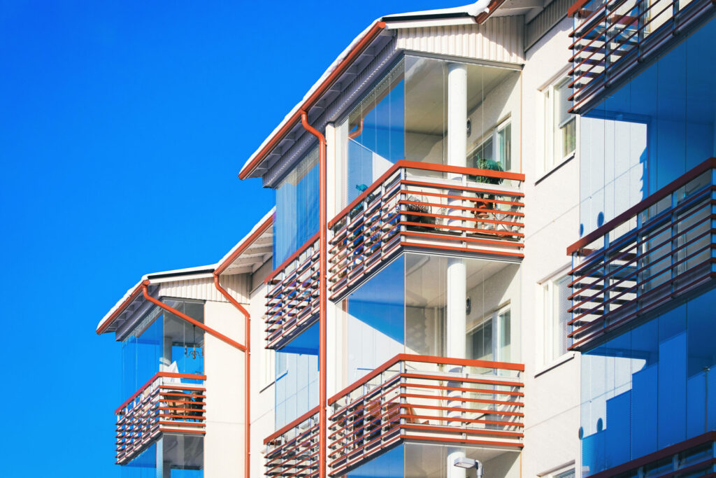 Inglasning av balkong i bostadsrätt 2026 - Vem ansvarar för vad?