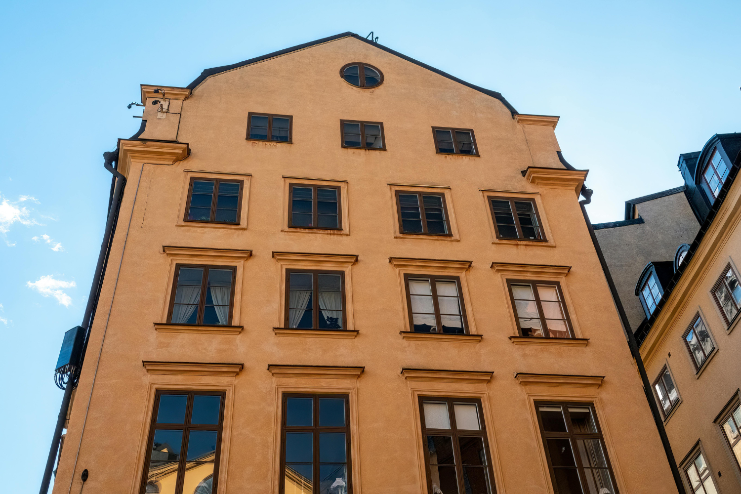 Jämför offerter på fönsterbyte i BRF - Hitta bästa helhetslösningen för fönster