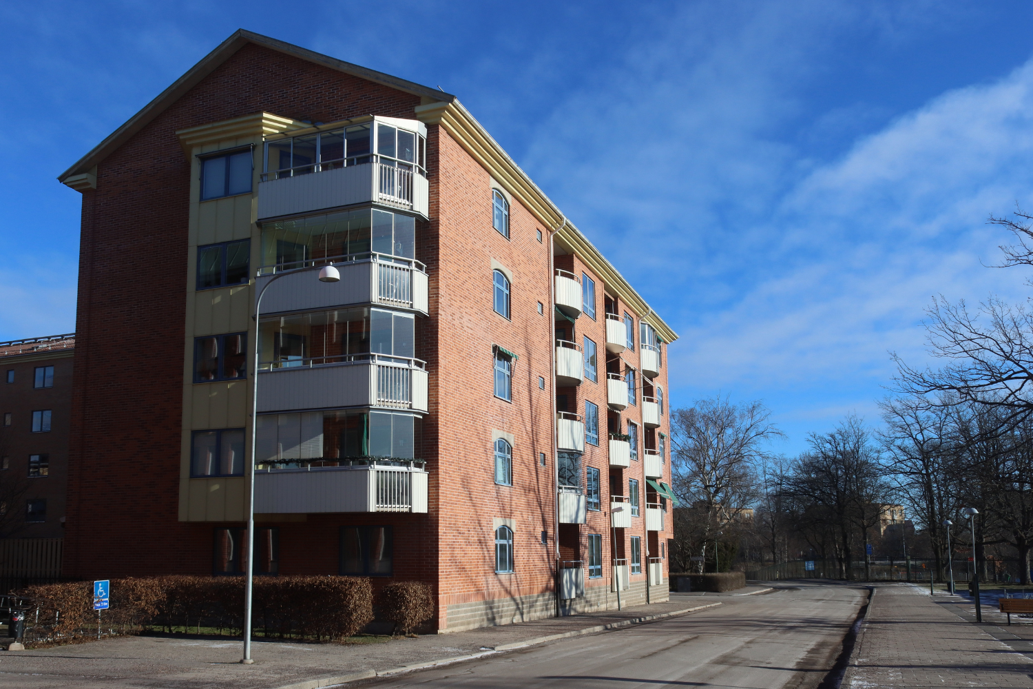 Demontering av befintliga inglasningar inför balkongrenovering i BRF - Brfpris