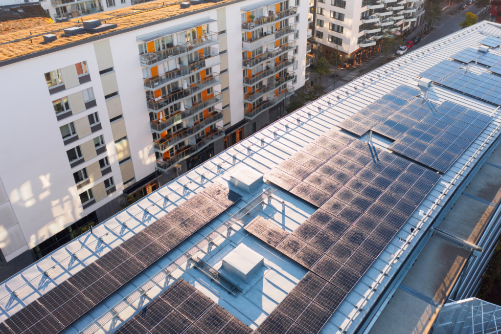 Installerade solceller på taket i BRF - Brfpris